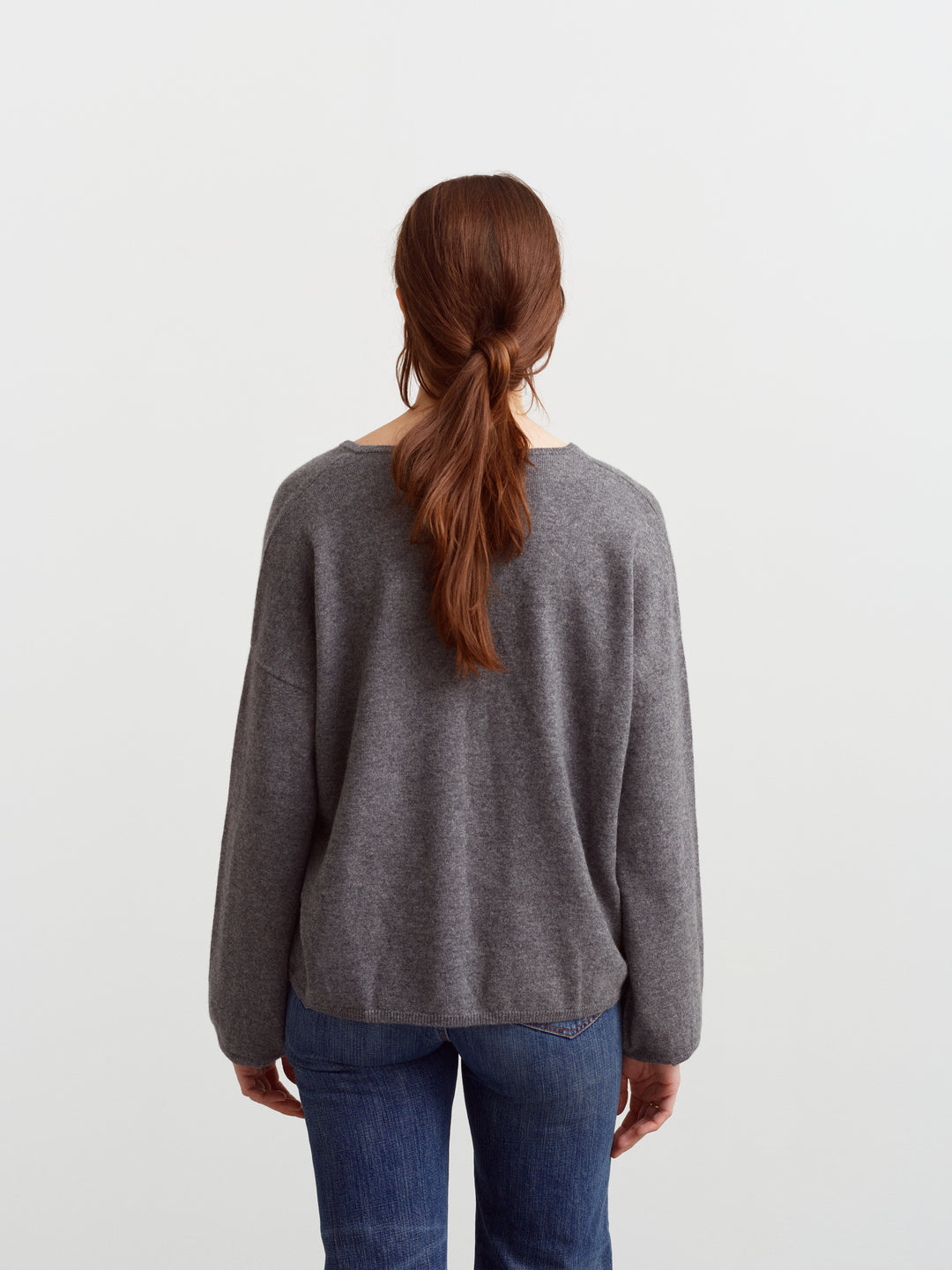 Terni sweater in mineral grey cashmere, back view showing dropped shoulders and boxy fit