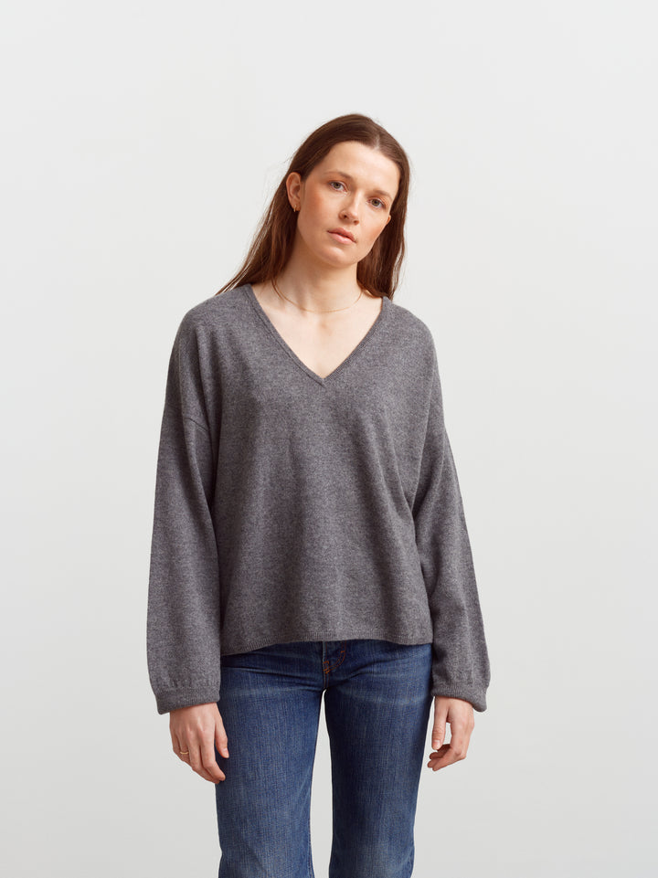 Terni sweater in mineral grey cashmere, front view with V-neck and balloon sleeves
