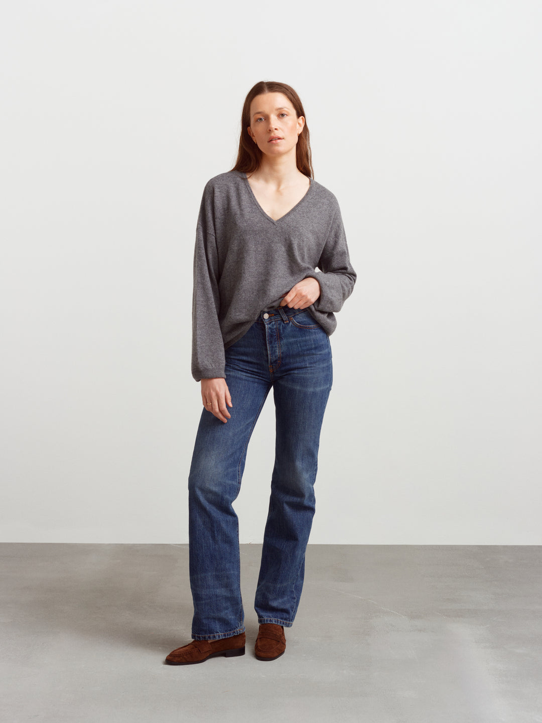 Terni sweater in mineral grey cashmere, V-neck, worn with straight-leg jeans