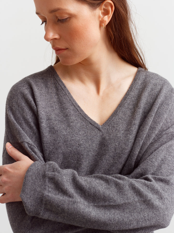 Terni sweater in mineral grey cashmere, close-up of ribbed V-neckline and knit texture