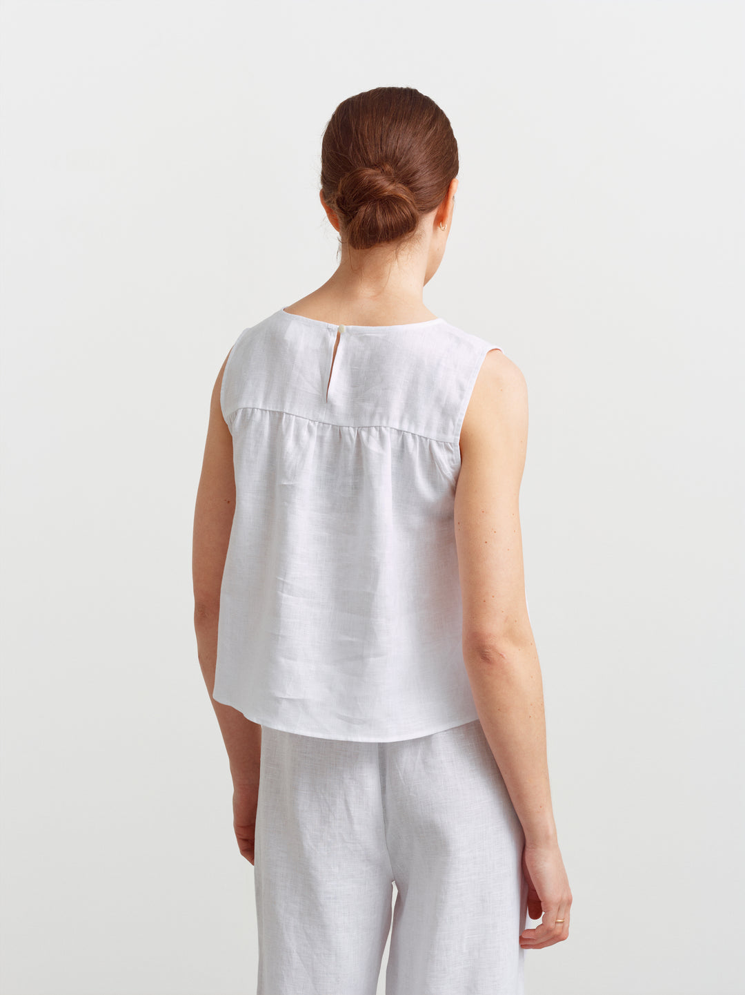 Biarritz top in white linen, back view showing the keyhole opening at the neckline