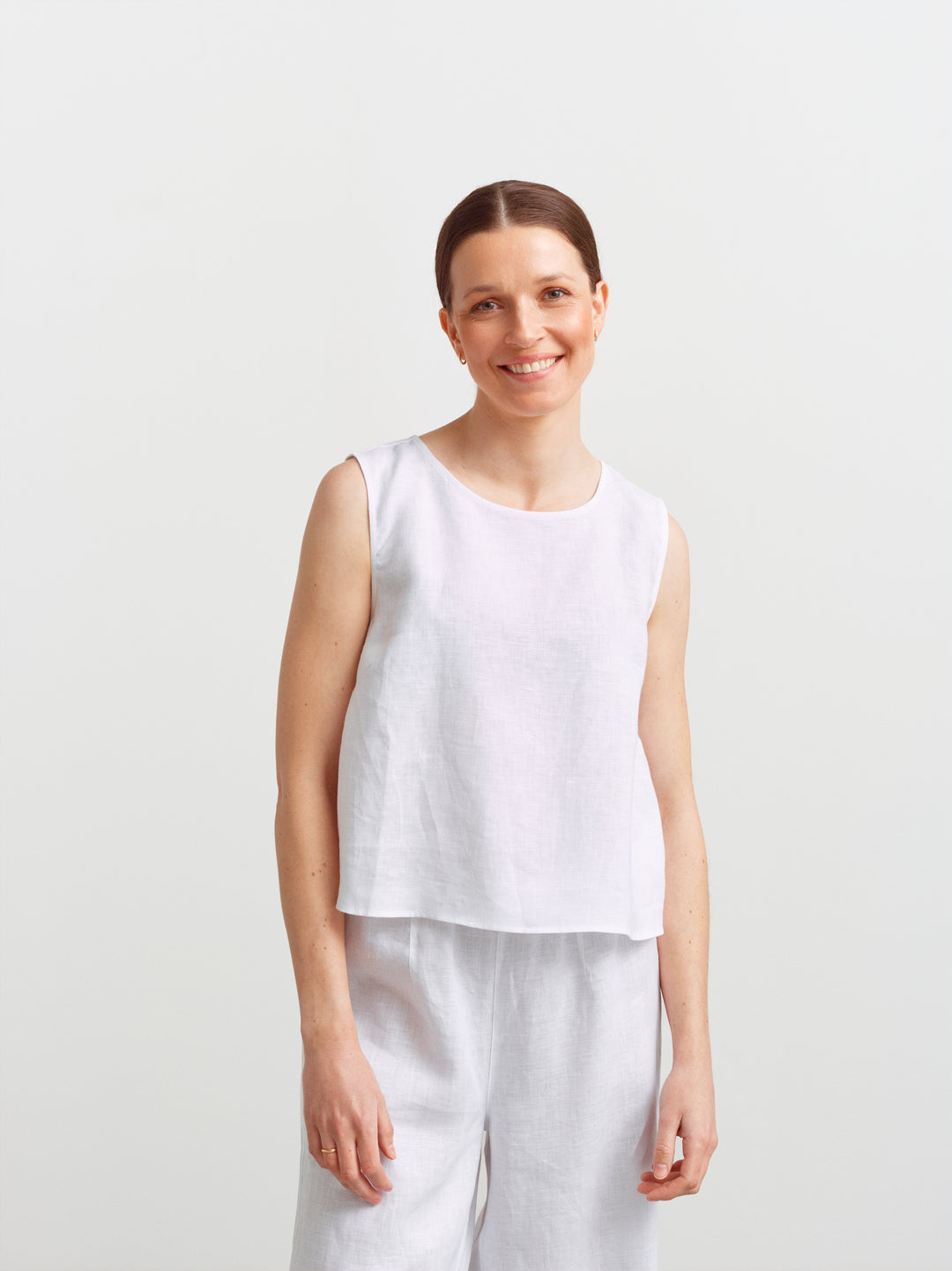 Biarritz top in white linen, sleeveless with a flared silhouette over matching linen trousers