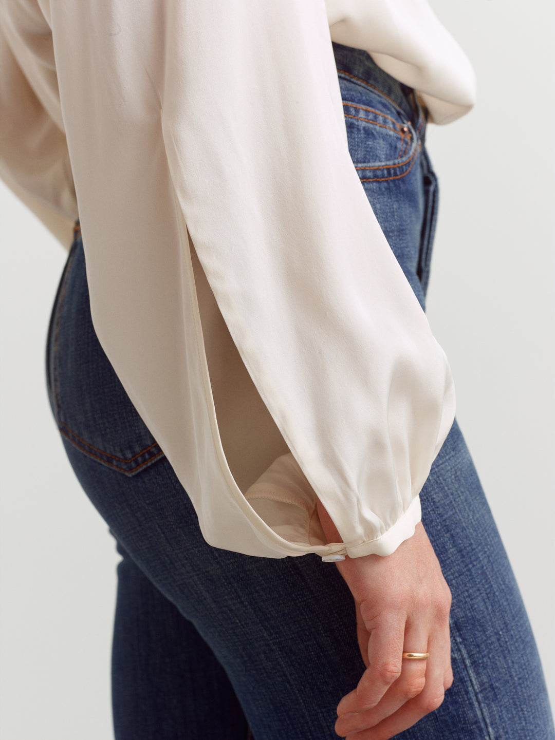 Caen blouse in cloud dancer silk blend, detail of the voluminous sleeve and gathered cuff