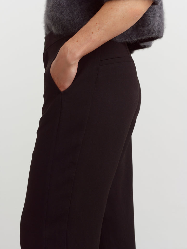 Helsinki suit pant in black acetate, close-up of the side panel and pocket at the hip