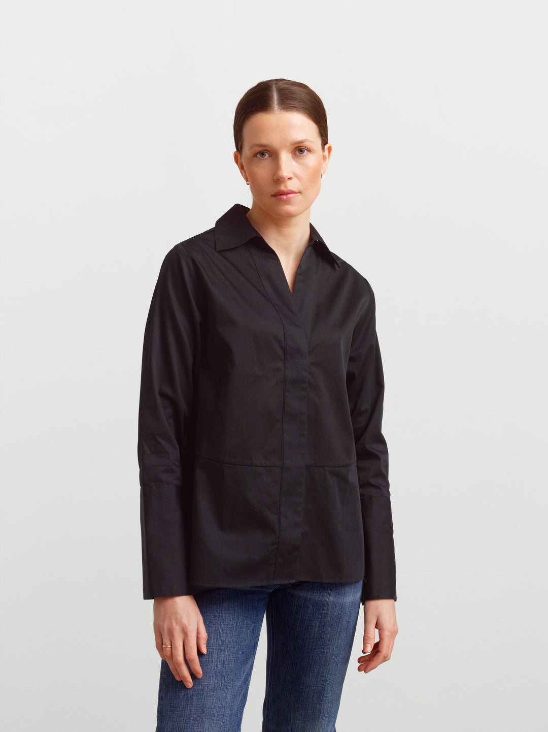 London shirt in black organic cotton, front view showing the slightly tailored silhouette