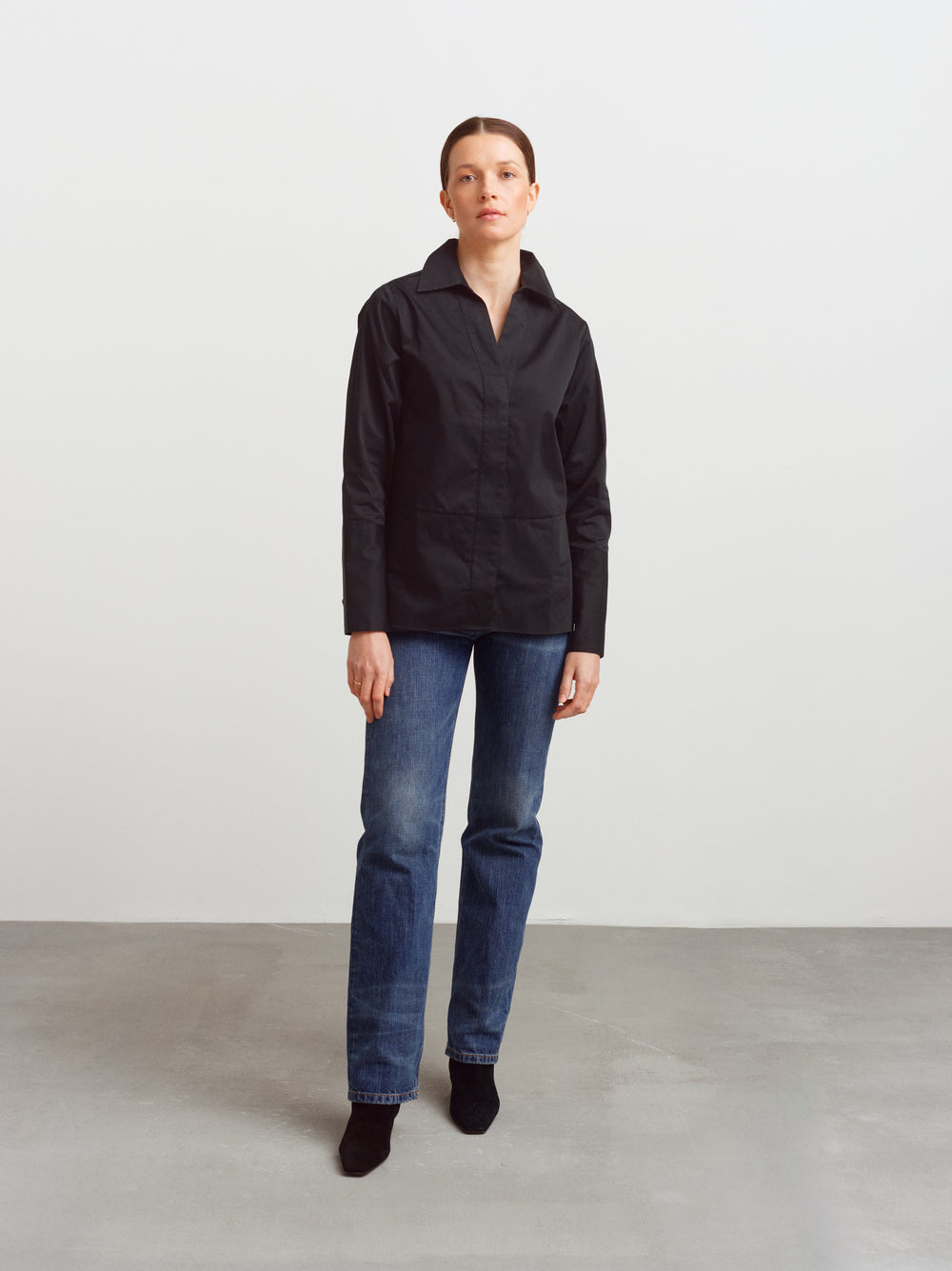 London shirt in black organic cotton, tailored fit with blue jeans and black boots