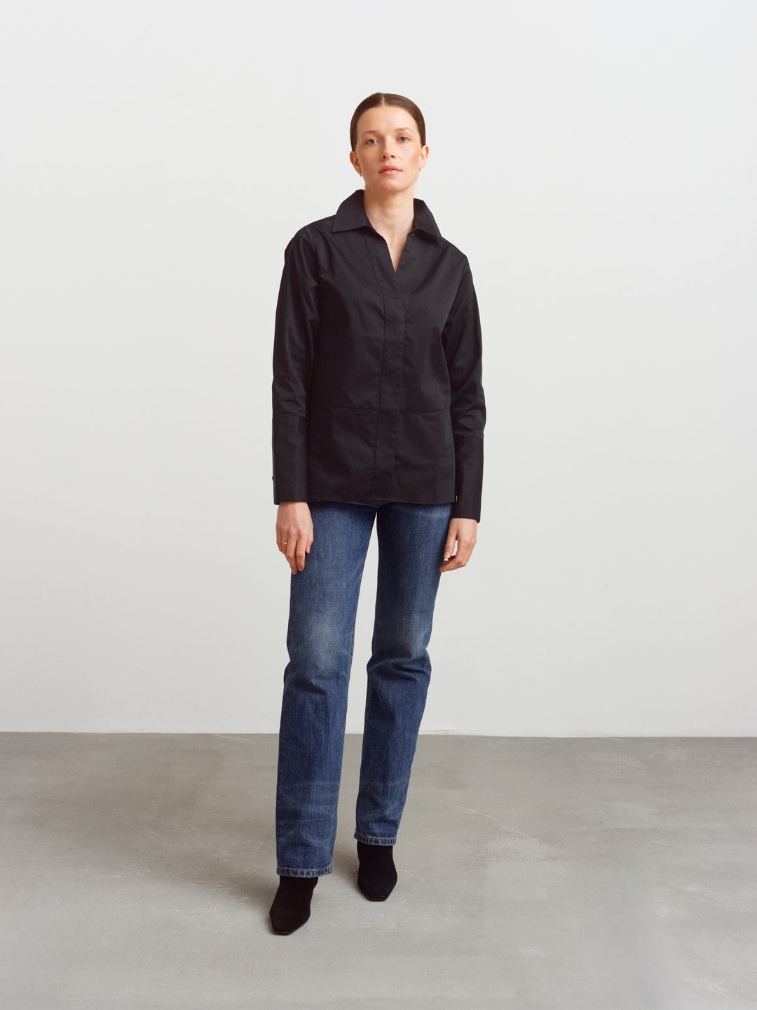 London shirt in black organic cotton, tailored fit with blue jeans and black boots