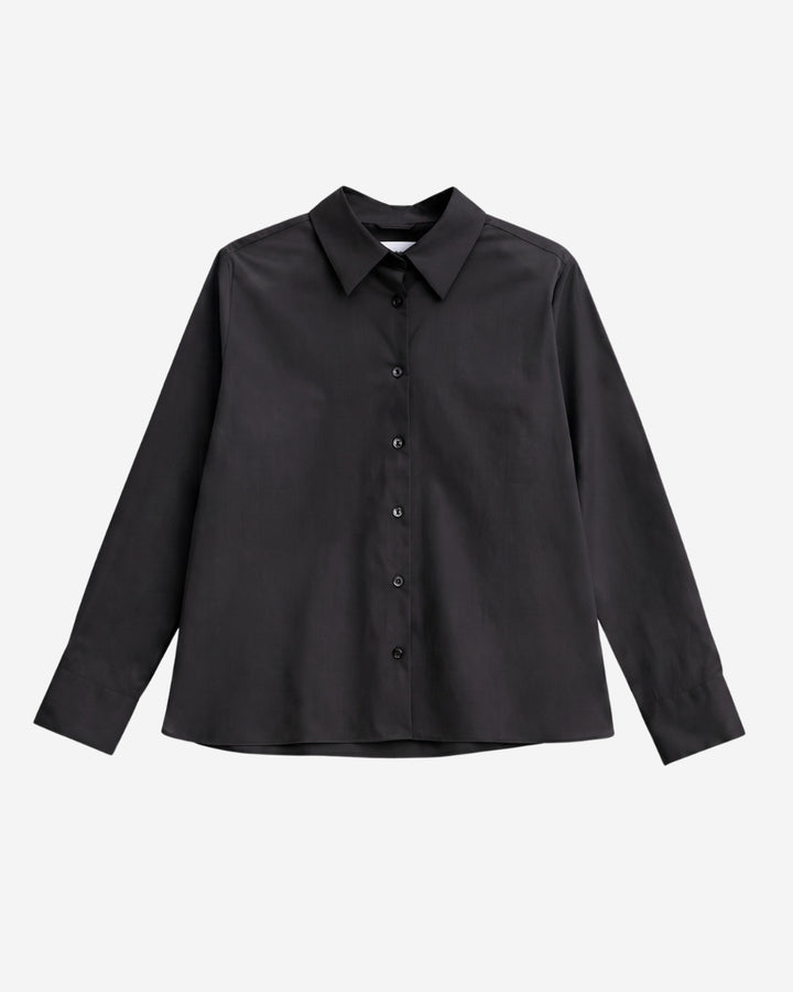 Lyon shirt in black organic cotton, flat lay with pointed collar and button-down front