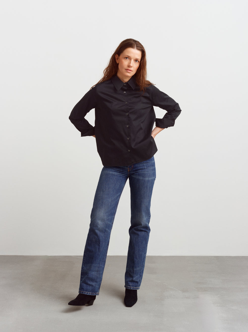 Lyon shirt in black organic cotton, A-line fit with blue jeans and black boots