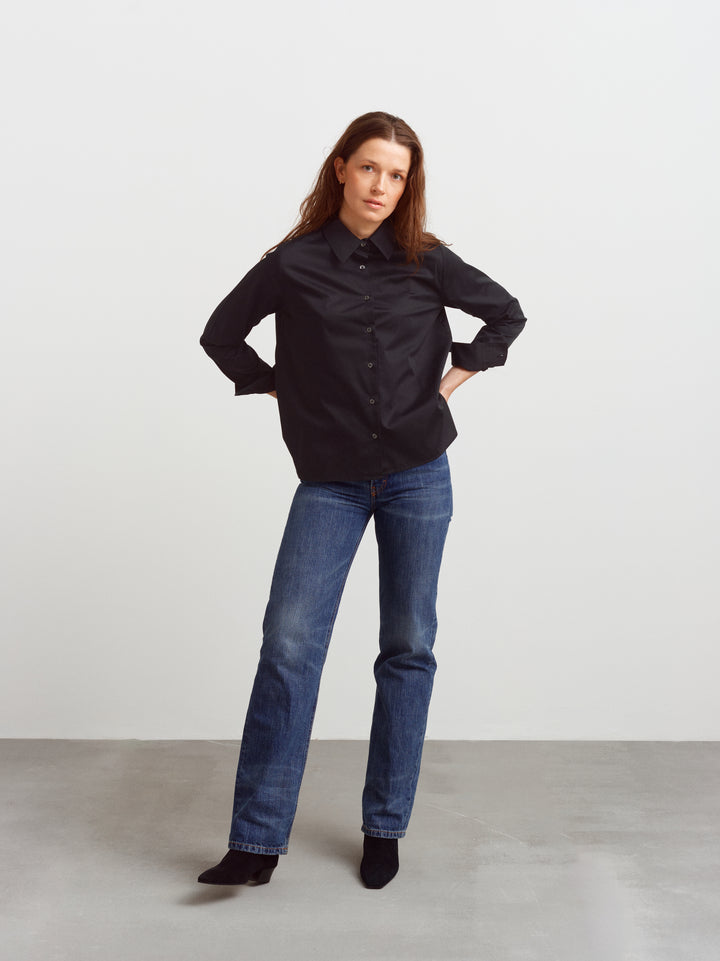 Lyon shirt in black organic cotton, A-line fit with blue jeans and black boots