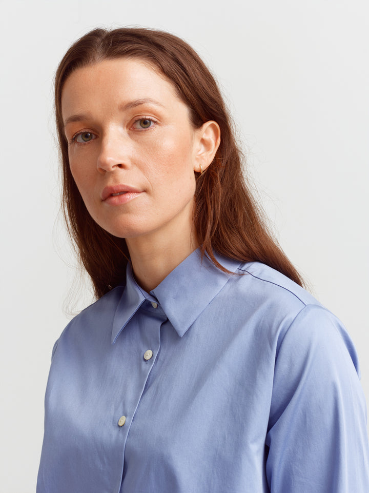 Lyon shirt in Monday blue organic cotton, close-up of pointed collar and crisp cotton weave