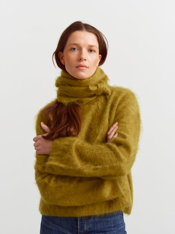Montreal sweater in fresh moss brushed cashmere, close-up of the soft brushed texture and scarf