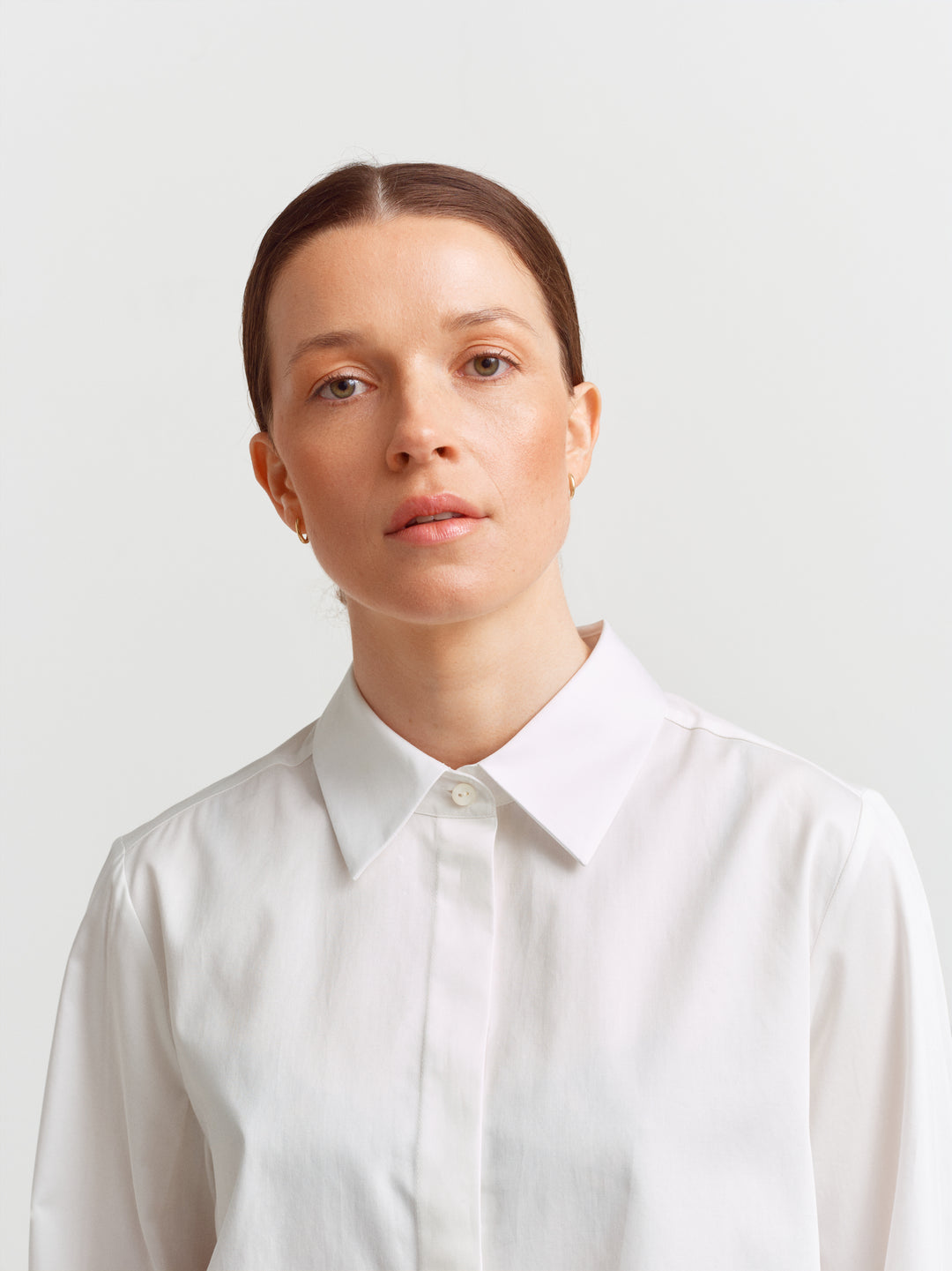 Odense shirt in white organic cotton, of pointed collar and concealed button placket
