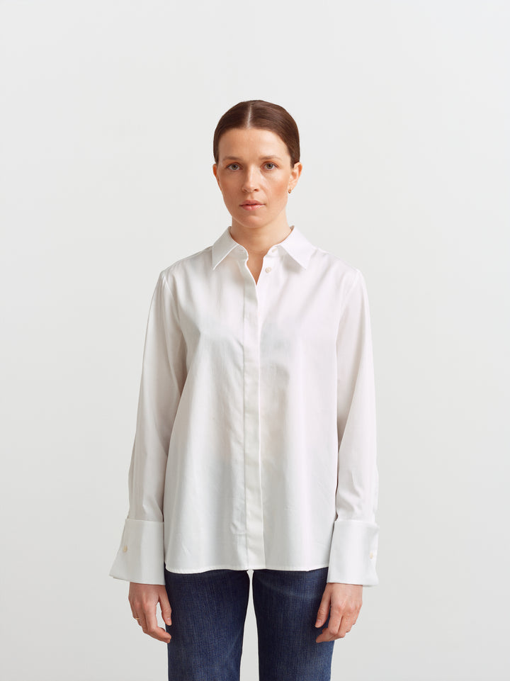 Odense shirt in white organic cotton, front view buttoned with sleeves at full length