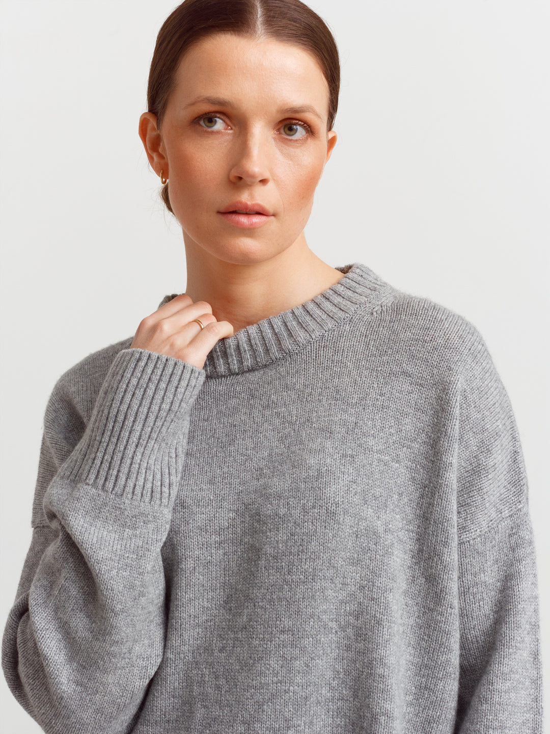 Varese wool cashmere sweater in mineral grey, close-up of wide ribbed neckline and chunky cuffs