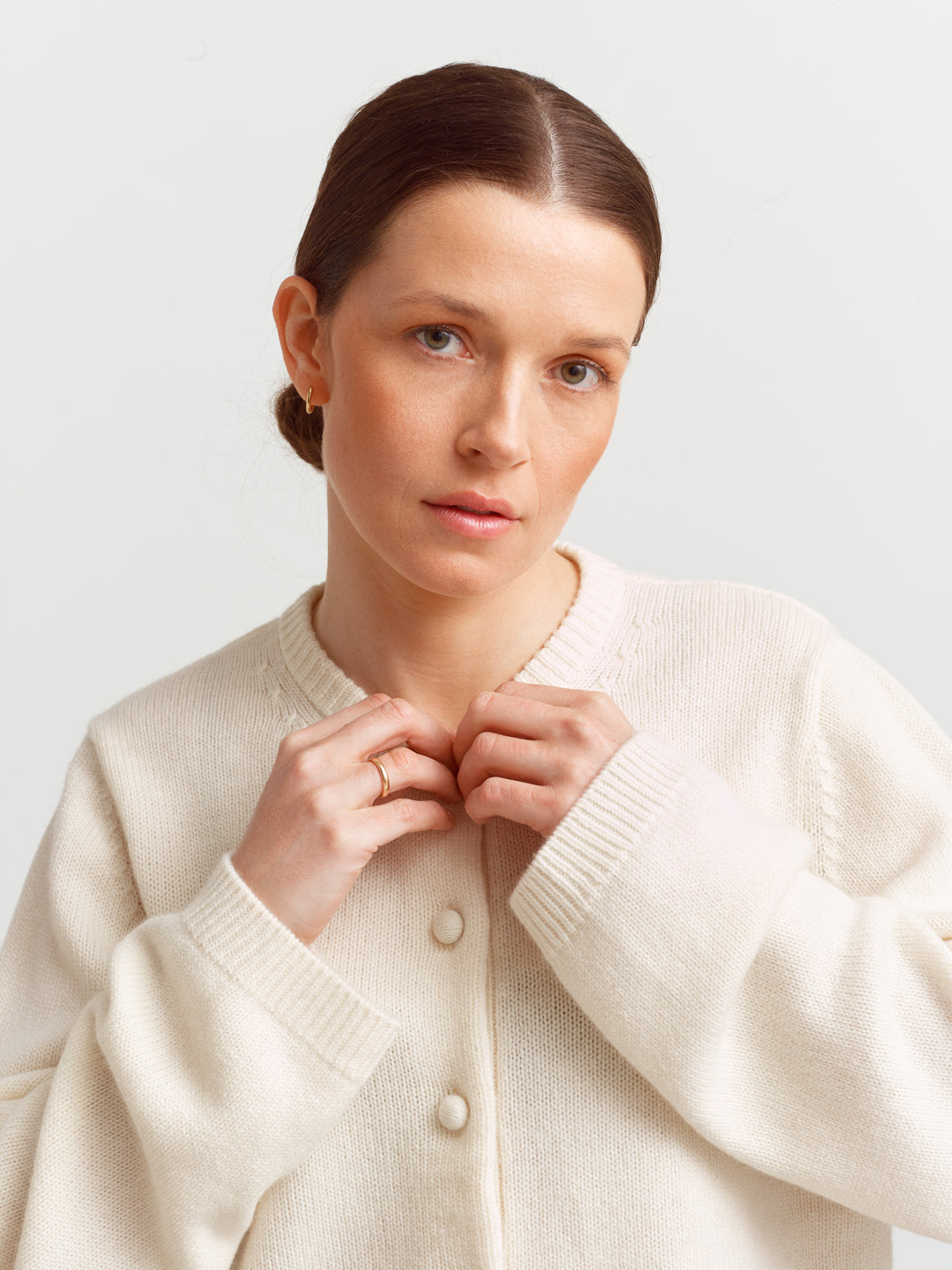Verona cardigan in cloud dancer, close-up of round neckline and button placket